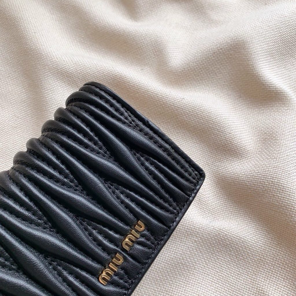 Miu Miu ミュウミュウ 折り財布 長財布 コンパクト 2つ折り ファスナー 黒 - 画像 5