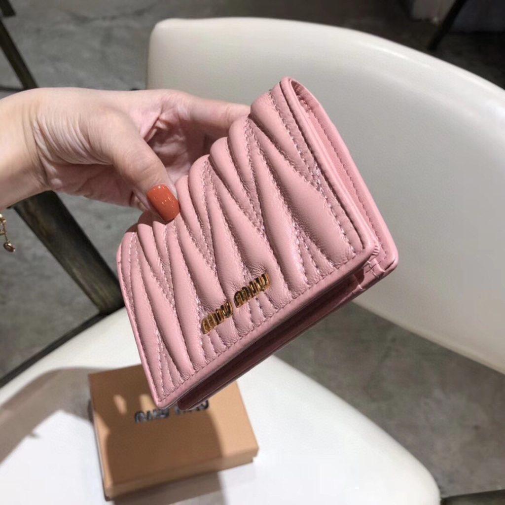 Miu Miu ミュウミュウ レディース 二つ折り財布 マチ付き ピンク - 画像 3