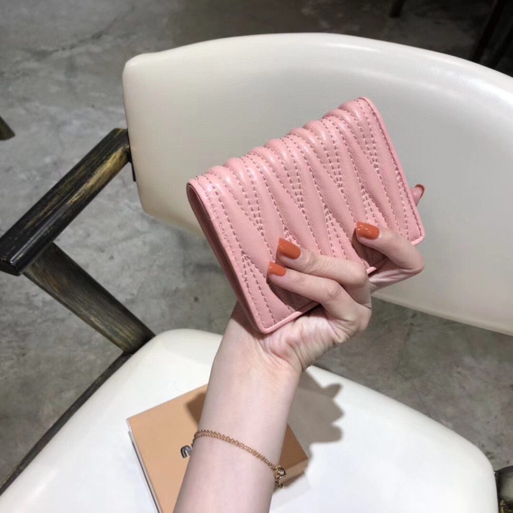 Miu Miu ミュウミュウ レディース 二つ折り財布 マチ付き ピンク - 画像 5