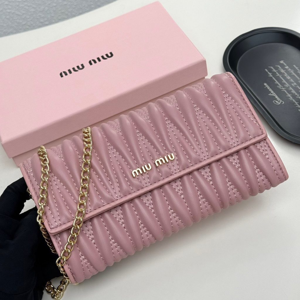 MIU MIU ミウミウ 長財布 プリントデザイン 小羊革 本革仕様 全3色 - 画像 2