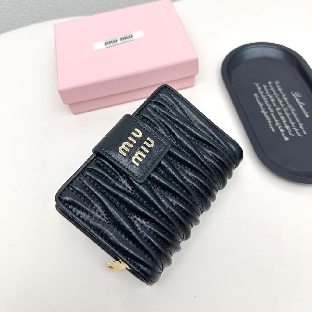 Miu Miu ミュウミュウ 折り財布 高級本革 ファスナー付き ブラック ピンク 全2色 - 画像 3