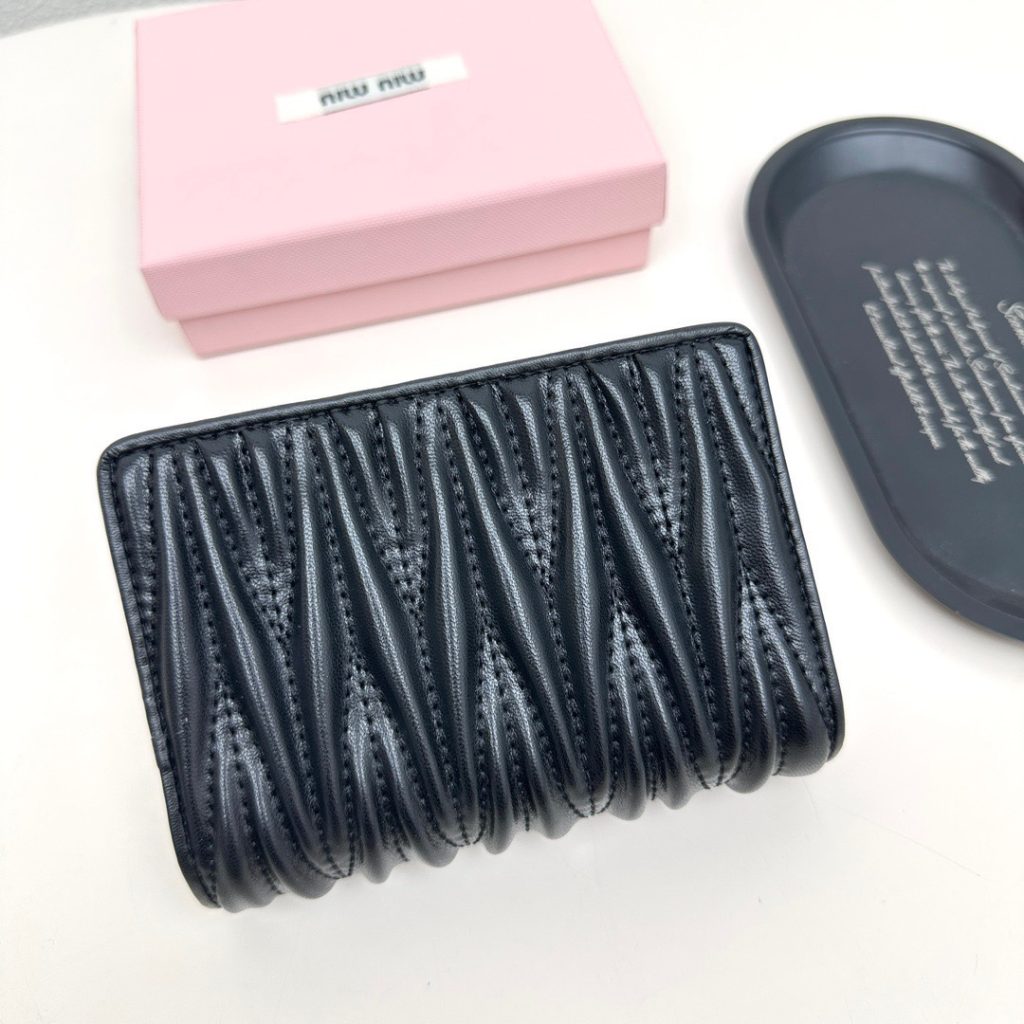 Miu Miu ミュウミュウ 折り財布 高級本革 ファスナー付き ブラック ピンク 全2色 - 画像 4