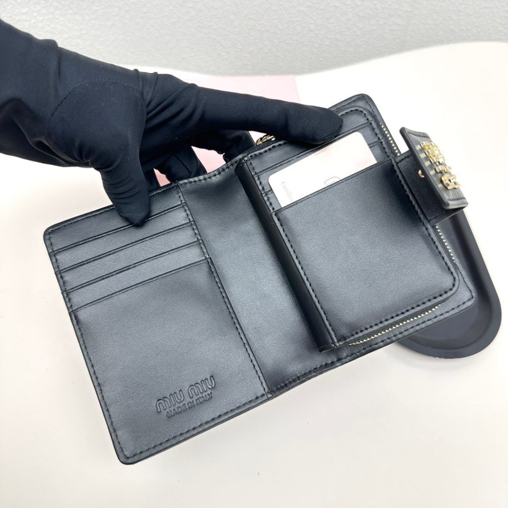 Miu Miu ミュウミュウ 折り財布 高級本革 ファスナー付き ブラック ピンク 全2色 - 画像 8