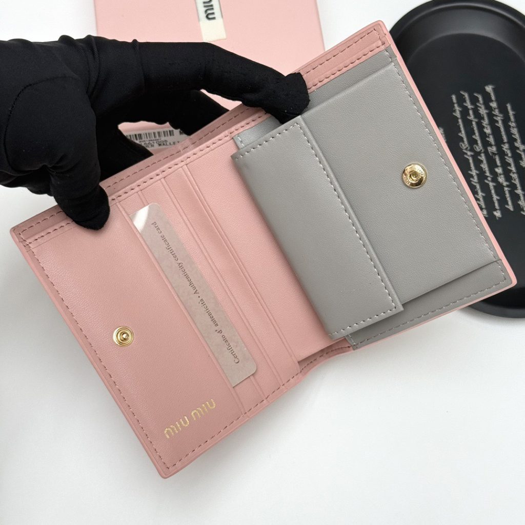 MIU MIU ミウミウ 折り財布 高級革製 コンパクト 多色展開 - 画像 6