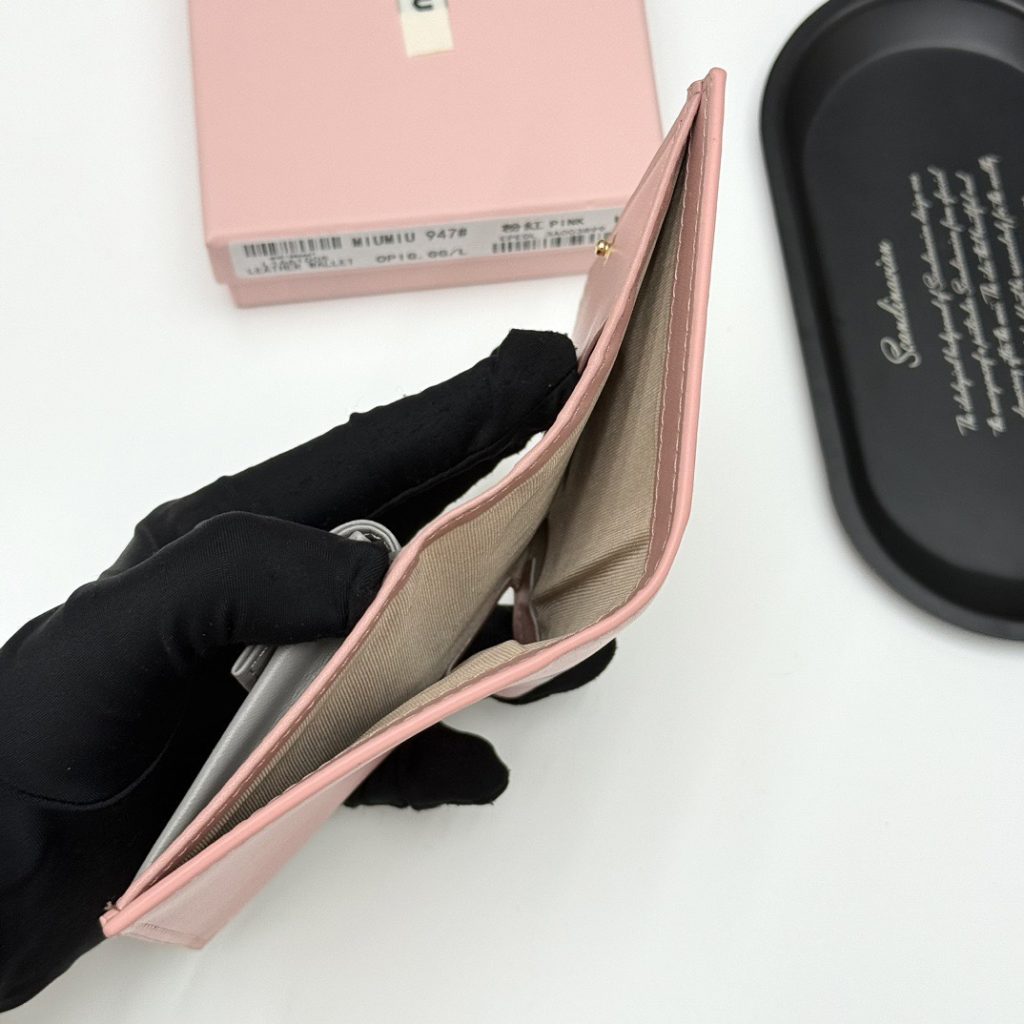 MIU MIU ミウミウ 折り財布 高級革製 コンパクト 多色展開 - 画像 8