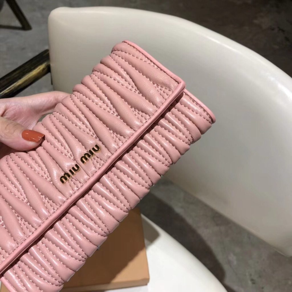 Miu Miu ミュウミュウ 長財布 本革 19x10cm パステルピンク - 画像 4