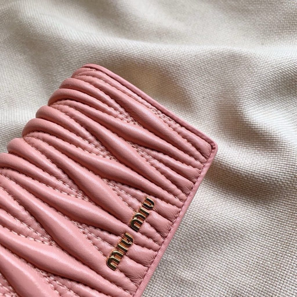 Miu Miu ミュウミュウ カードケース ミニ財布 2つ折り ファスナー ピンク - 画像 4