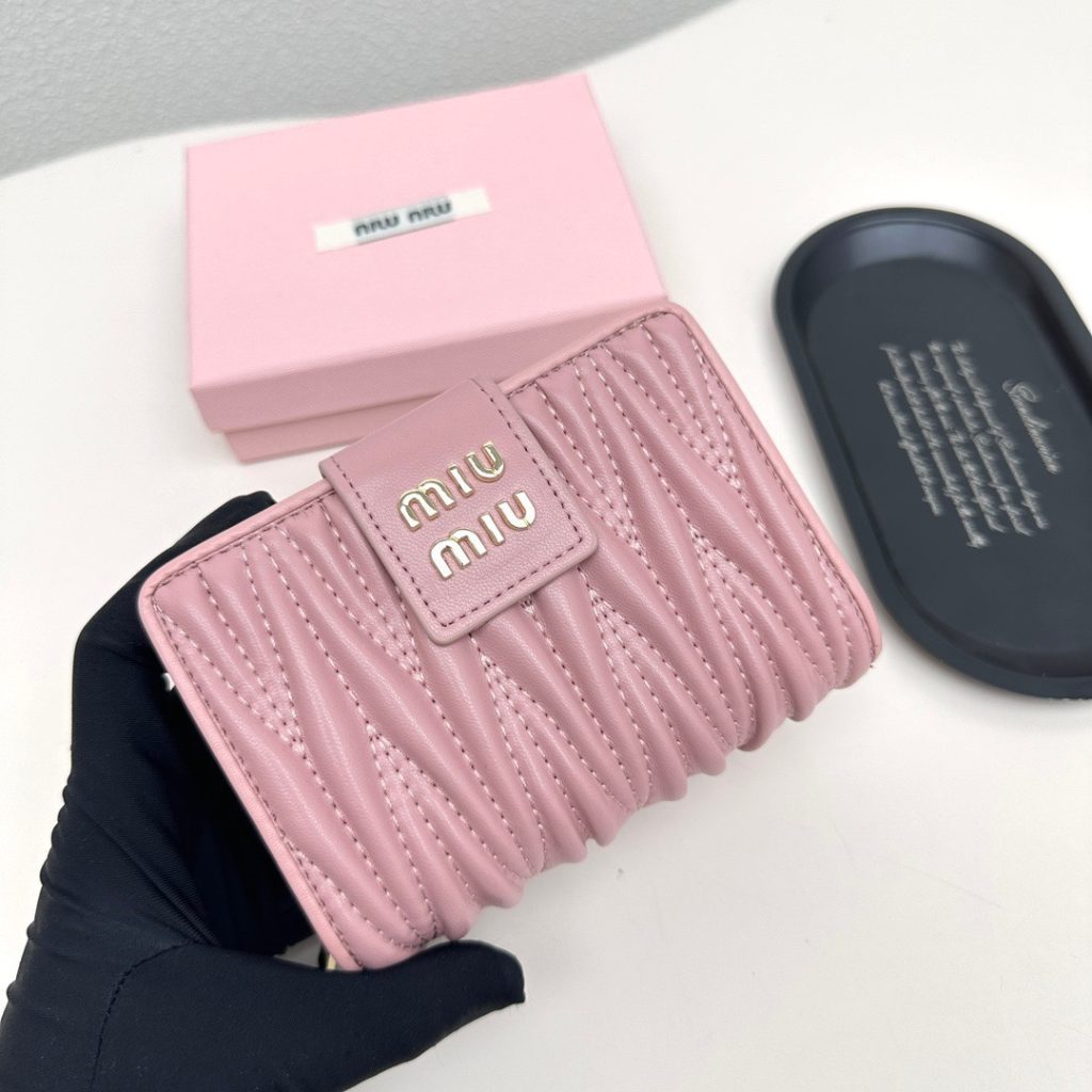 Miu Miu ミュウミュウ 折り財布 ファスナー 高級革製 ピンク - 画像 4