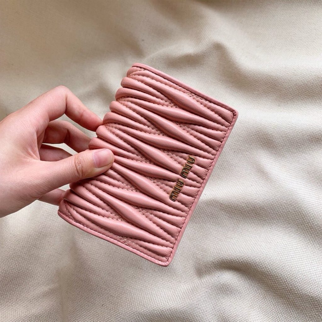 Miu Miu ミュウミュウ カードケース 本革仕様 ファスナー 2つ折り ピンク - 画像 2