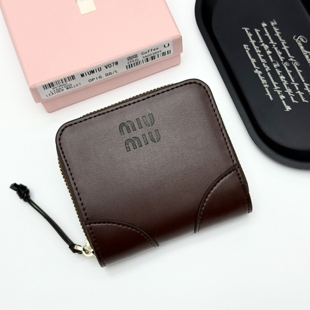 MIU MIU ミウミウ 折り財布 高級本革 軽量 コンパクト 全3色 - 画像 2