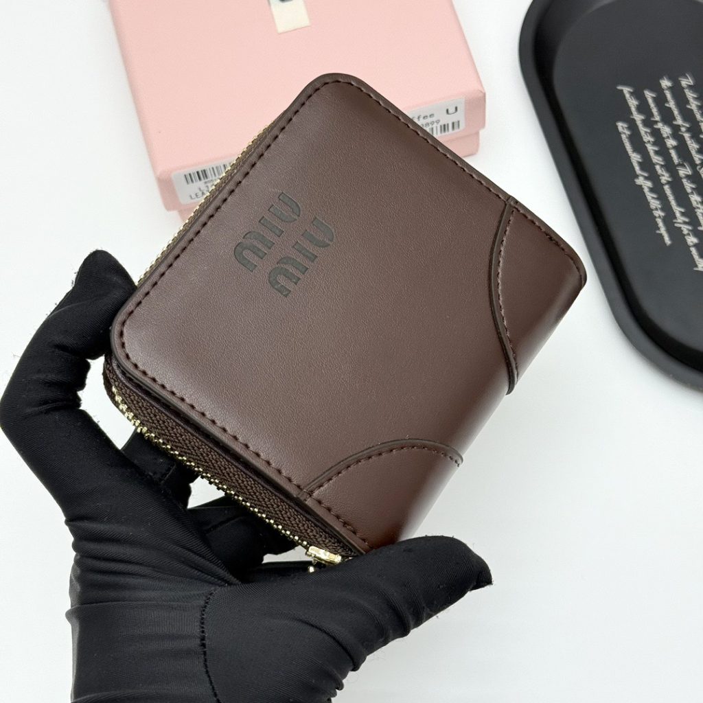 MIU MIU ミウミウ 折り財布 高級本革 軽量 コンパクト 全3色 - 画像 4