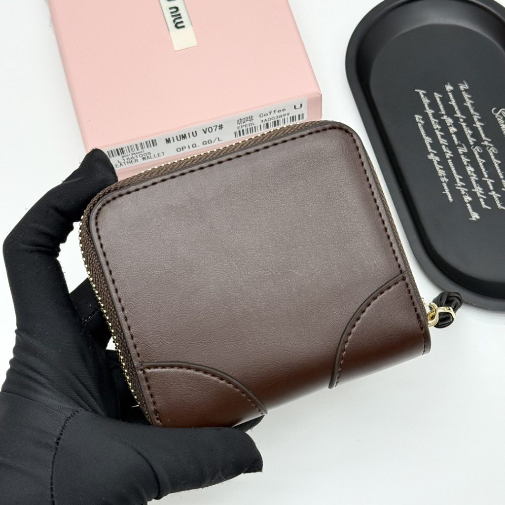 MIU MIU ミウミウ 折り財布 高級本革 軽量 コンパクト 全3色 - 画像 5