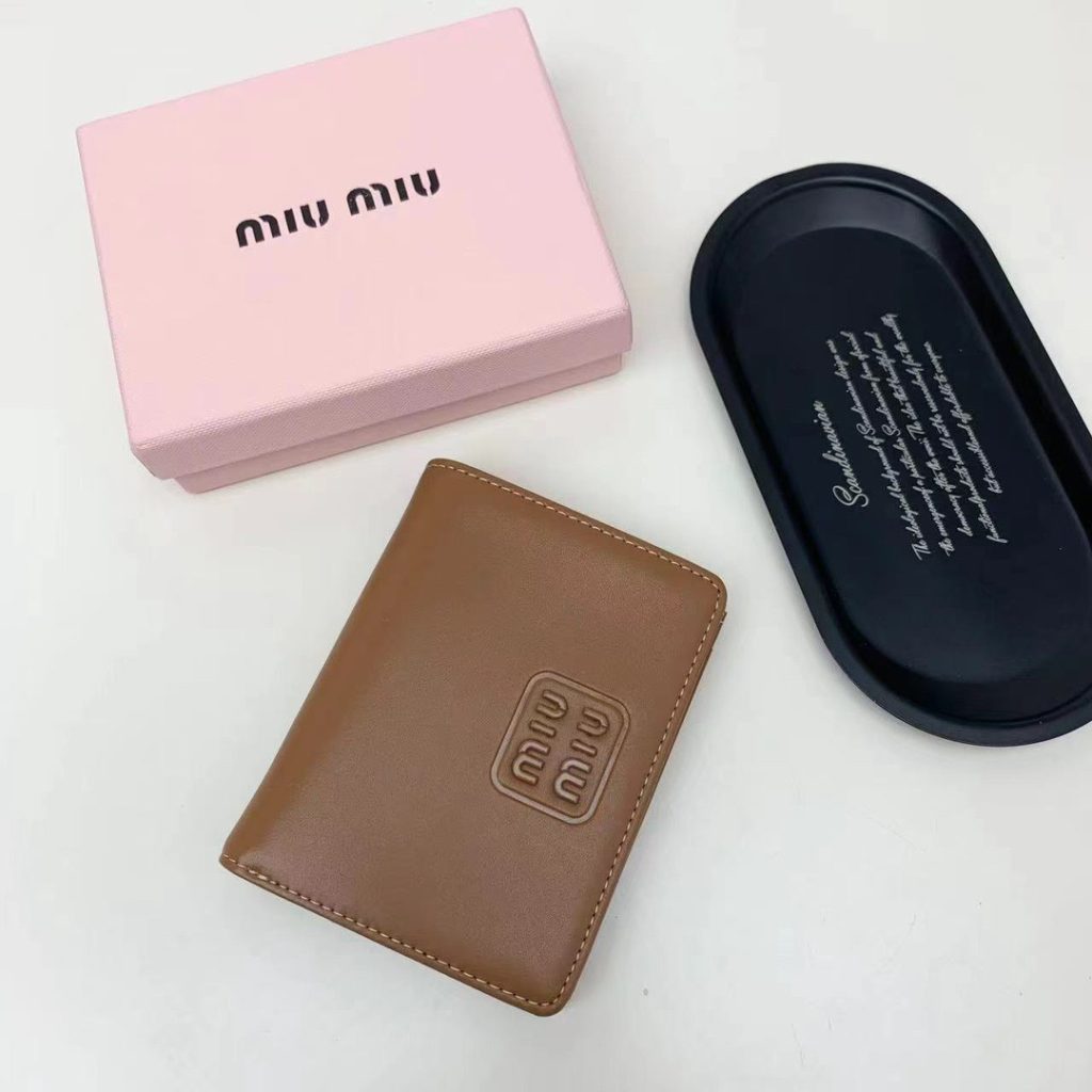 Miu Miu ミウミウ 折り財布 コンパクト ファスナー 黒 棕 藍 全3色 - 画像 2