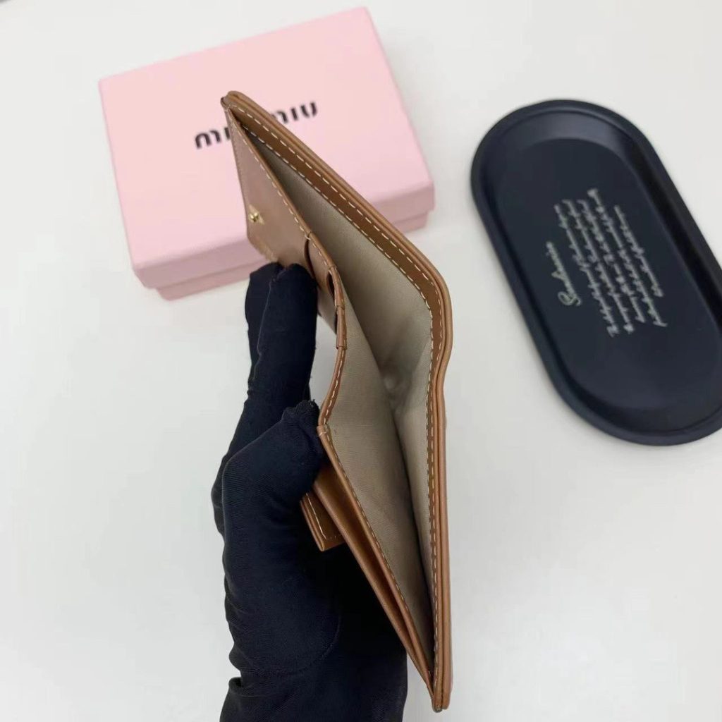 Miu Miu ミウミウ 折り財布 コンパクト ファスナー 黒 棕 藍 全3色 - 画像 8