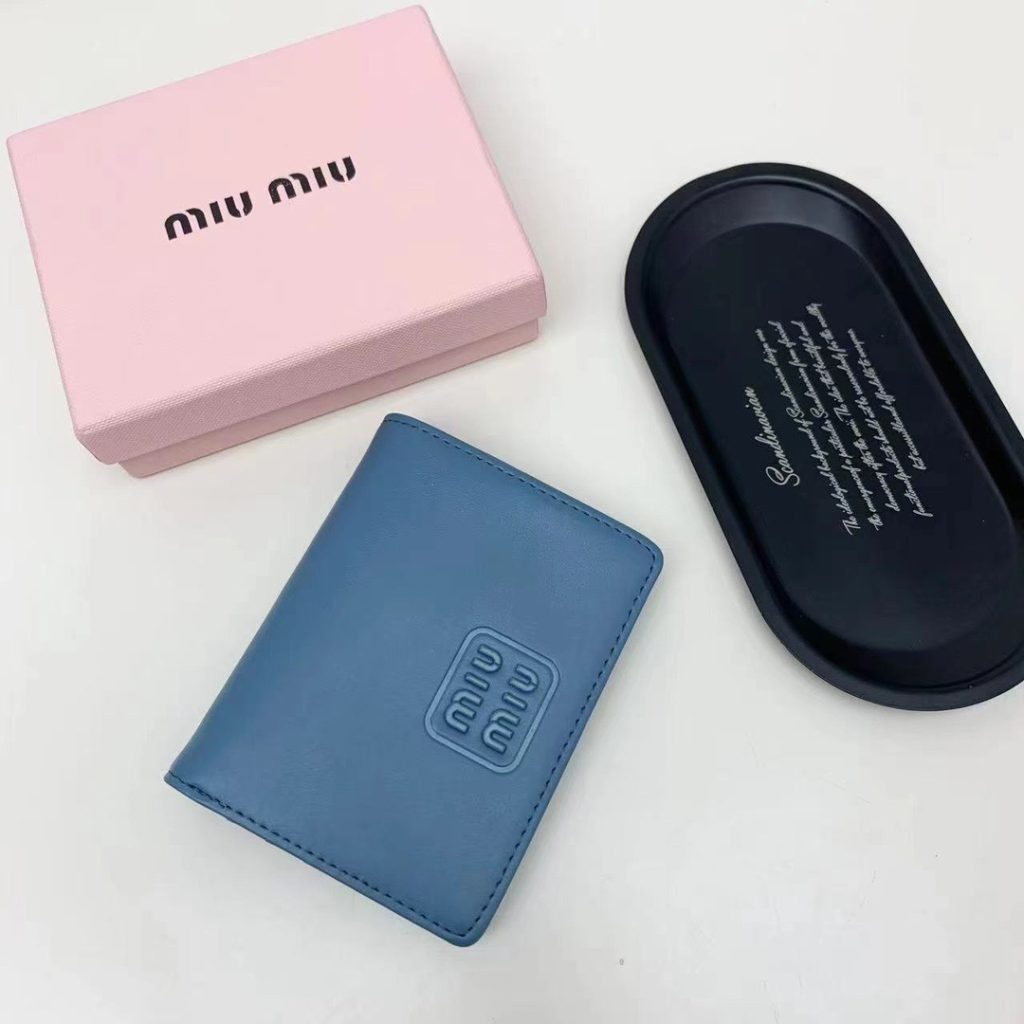 Miu Miu ミウミウ 折り財布 ファスナー付き 3色展開 - 画像 2
