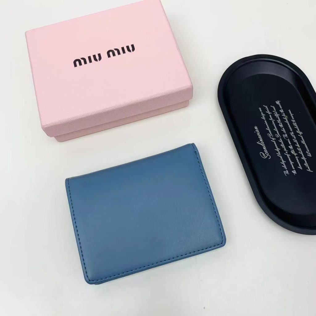 Miu Miu ミウミウ 折り財布 ファスナー付き 3色展開 - 画像 3