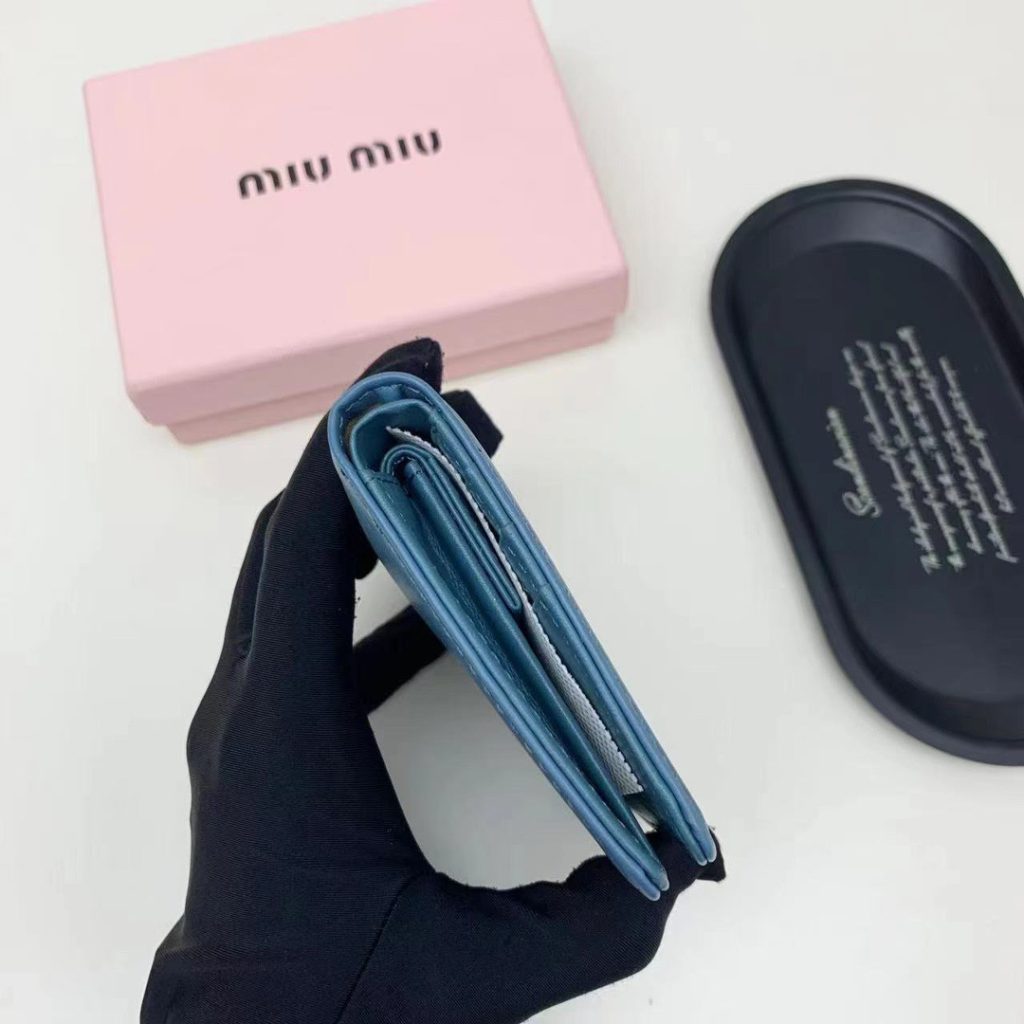Miu Miu ミウミウ 折り財布 ファスナー付き 3色展開 - 画像 4