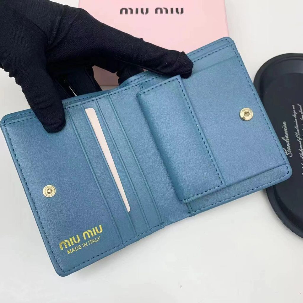 Miu Miu ミウミウ 折り財布 ファスナー付き 3色展開 - 画像 6