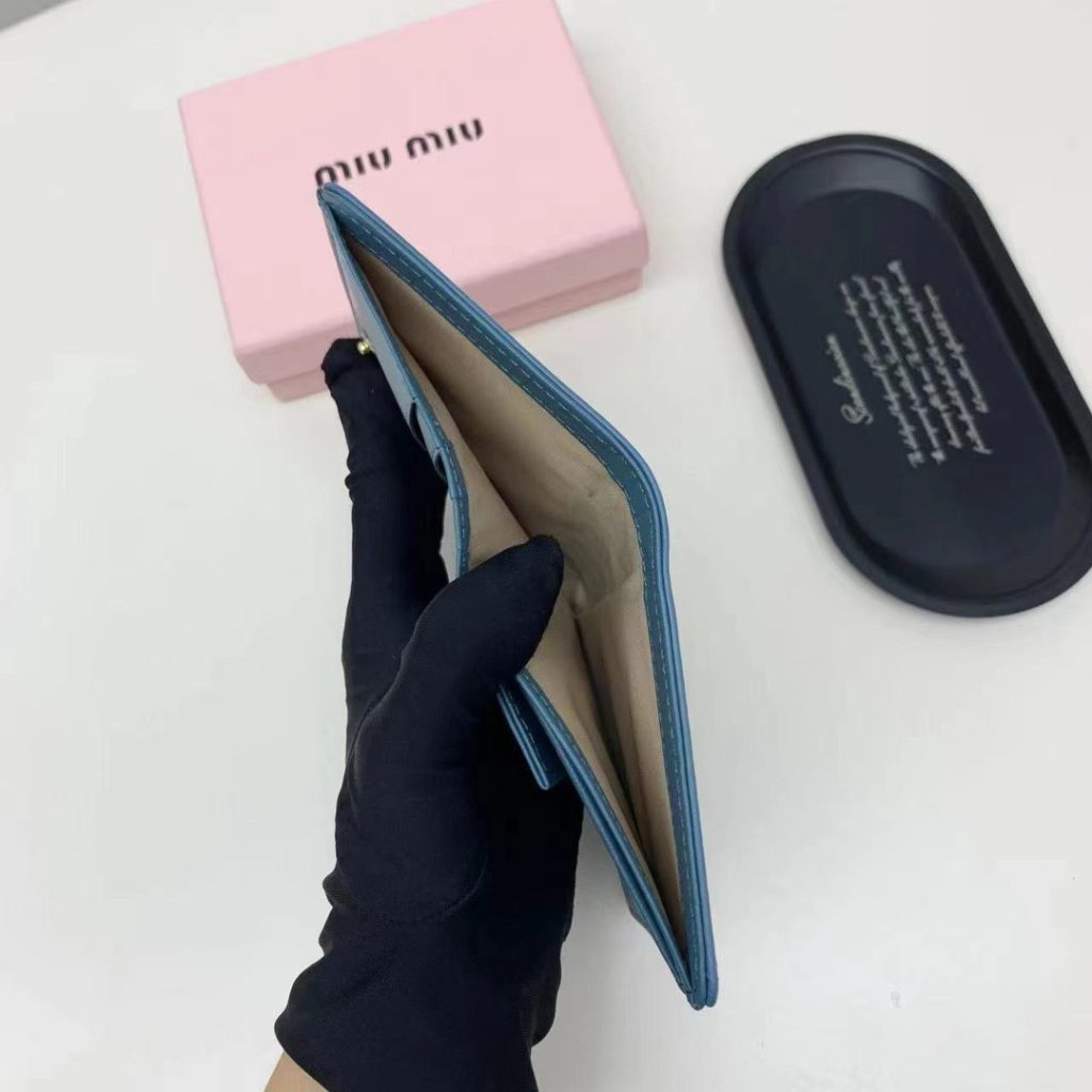 Miu Miu ミウミウ 折り財布 ファスナー付き 3色展開 - 画像 7