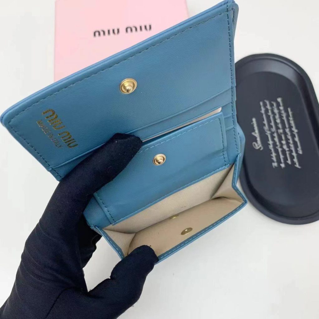 Miu Miu ミウミウ 折り財布 ファスナー付き 3色展開 - 画像 8