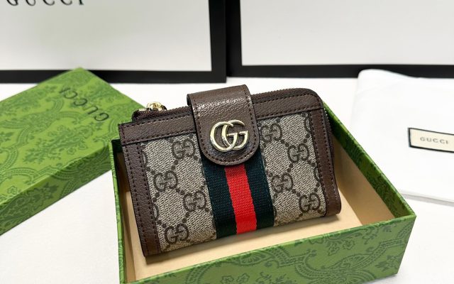 GUCCI グッチ 折り財布 2つ折り 軽量 ジップ付き ショルダーチェーン付き ブラウン