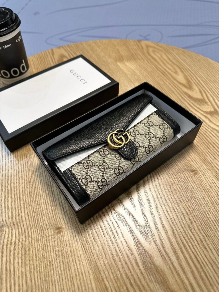 GUCCI グッチ 二つ折り財布 高級感 ファスナー付き 黒 財布・小物|仕事帰りに使いやすさを写真で整理