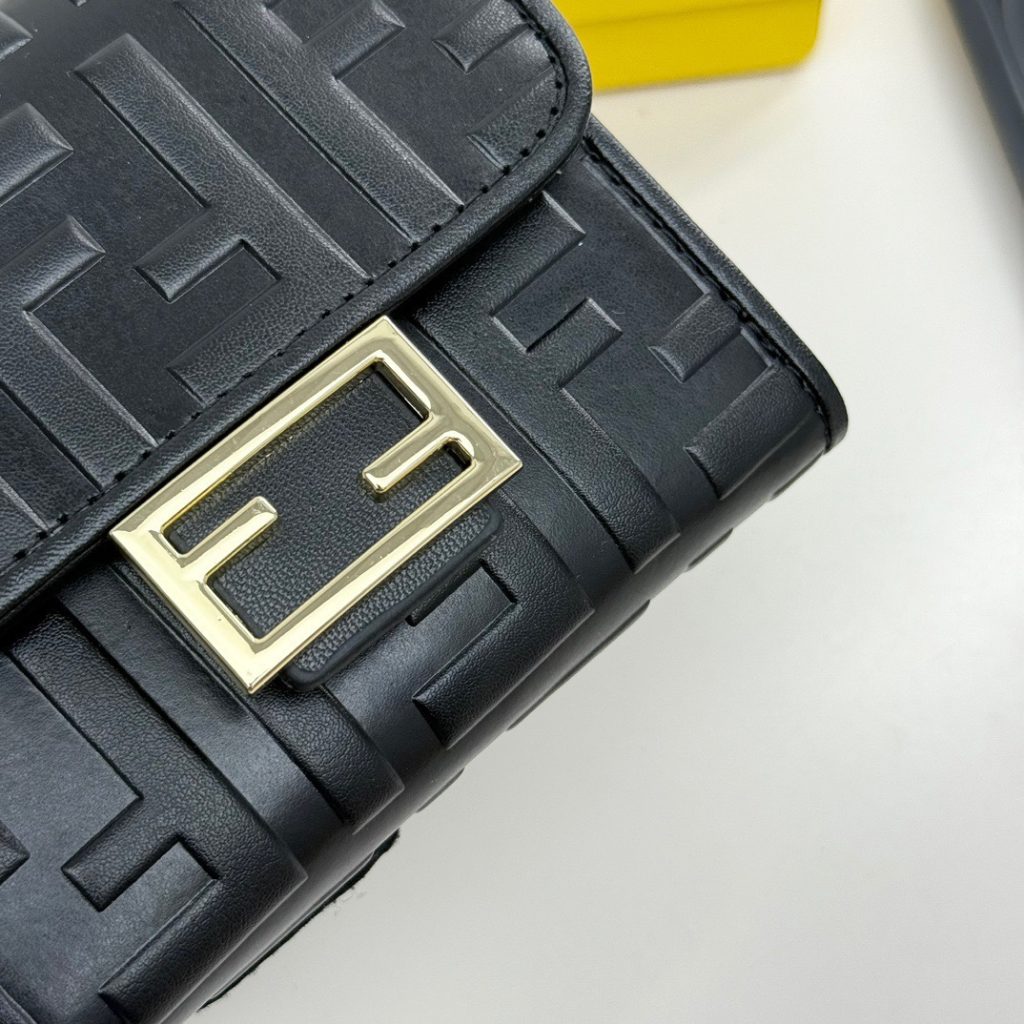 FENDI コピー 財布 ミニ財布 ロゴ柄 チェーン付き ブラック - 画像 4