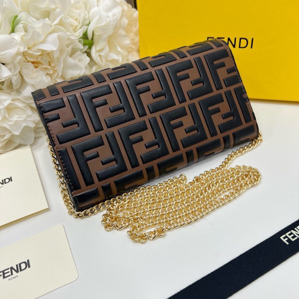 FENDI フェンディ バッグコピー ミニショルダーバッグ ロゴ柄 チェーン付き 黒ブラウン - 画像 4