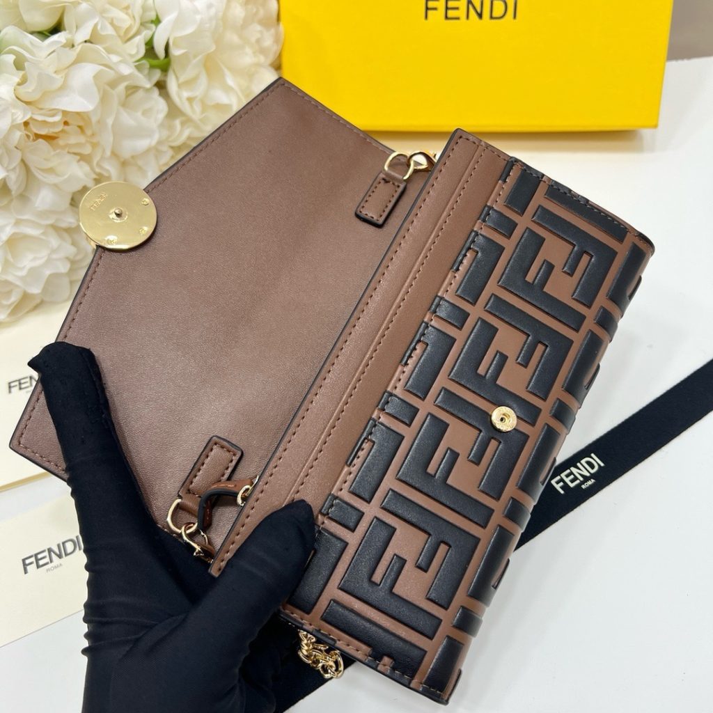 FENDI フェンディ バッグコピー ミニショルダーバッグ ロゴ柄 チェーン付き 黒ブラウン - 画像 8