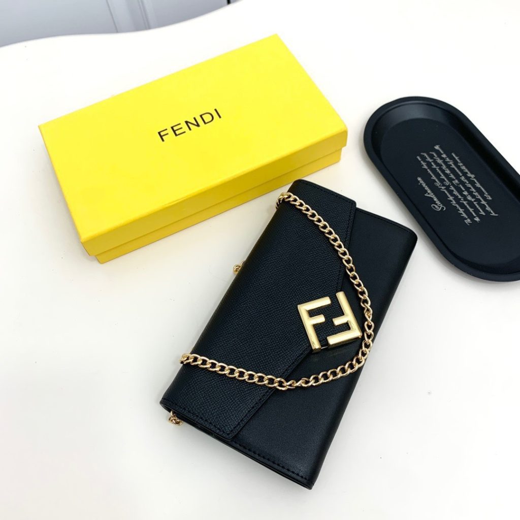 FENDI バッグコピー ミニショルダーバッグ フェンディ ロゴ チェーン付き 黒 - 画像 2