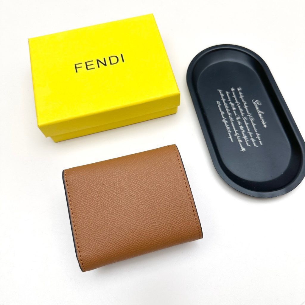 FENDI フェンディ コピー 財布 ミニ財布 カードケース 本革仕様 チェーン付き ブラウン - 画像 3