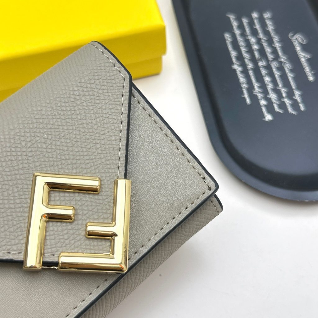 FENDI フェンディ コピー 財布 ミニ財布 カードケース 本革仕様 チェーン付き ブラウン - 画像 5