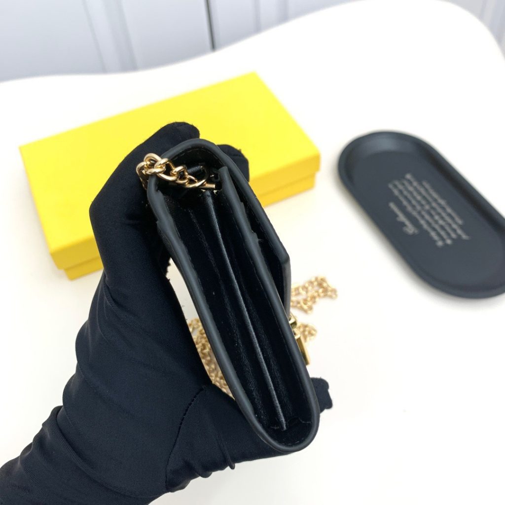 FENDI フェンディ ポーチ バッグコピー チェーン付き ミニショルダーバッグ レディース 黒 - 画像 4