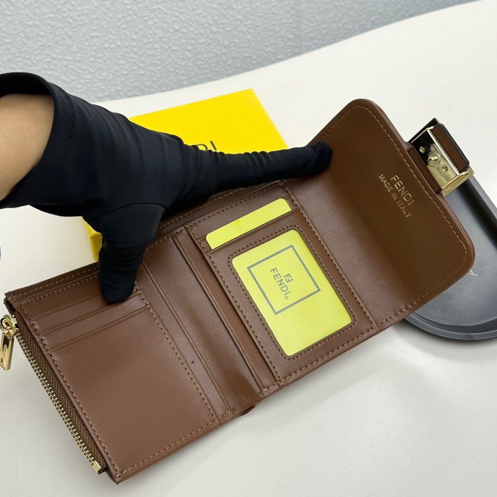 フェンディ ファイブジー ミニ財布 コピー 黒 ブラウン チェーン付き 2WAY 10*8.5*2.5cm - 画像 7