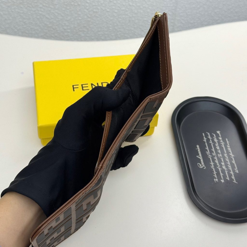 フェンディ ファイブジー ミニ財布 コピー 黒 ブラウン チェーン付き 2WAY 10*8.5*2.5cm - 画像 8