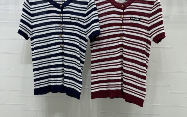 MIU MIU ニット 半開襟 Tシャツ コピー レディース 条纹 ロゴ チェンジカラー 全2色