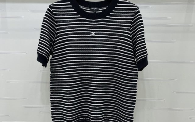 CHANEL ニット Tシャツ コピー 通気性抜群 ロゴ刺繍 黒白ストライプ レディース 2色展開