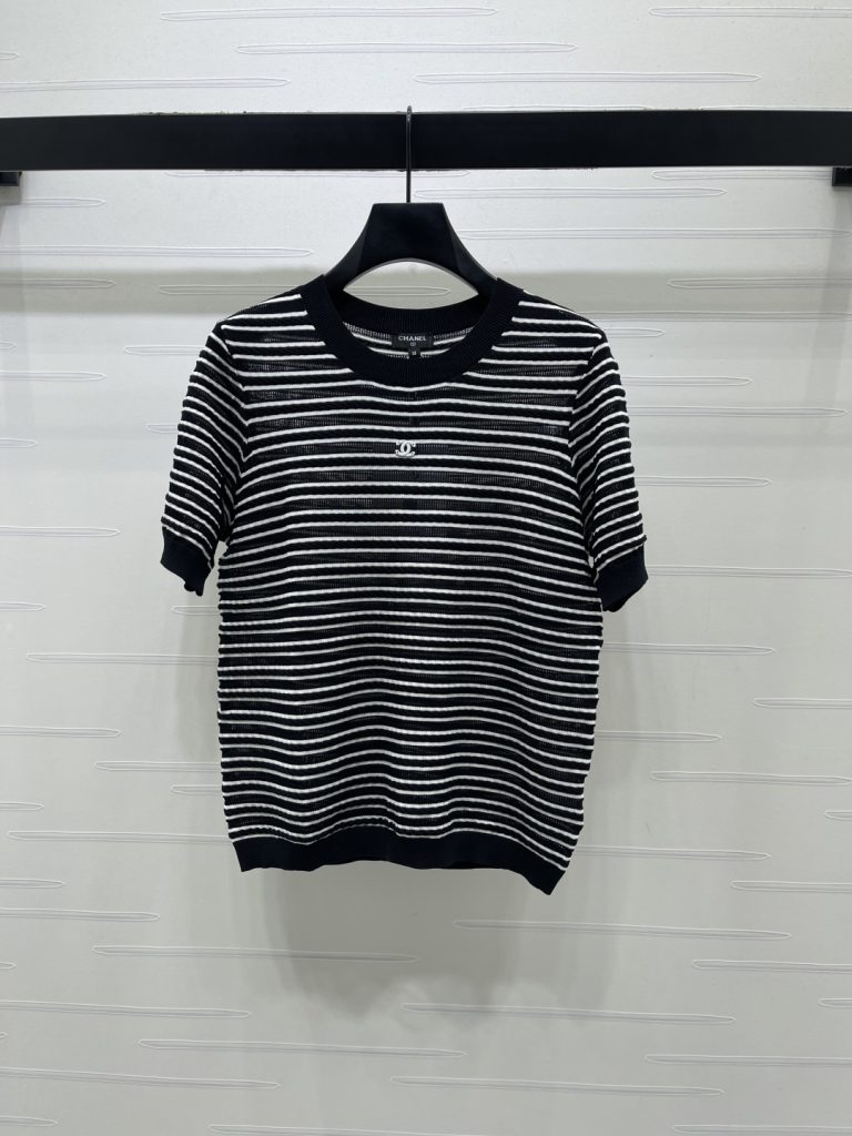 CHANEL ニット Tシャツ コピー 通気性抜群 ロゴ刺繍 黒白ストライプ レディース 2色展開