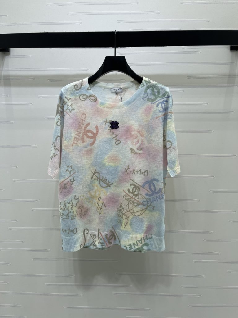 通勤や週末に映える、CHANELロゴニットTシャツの魅力と選び方