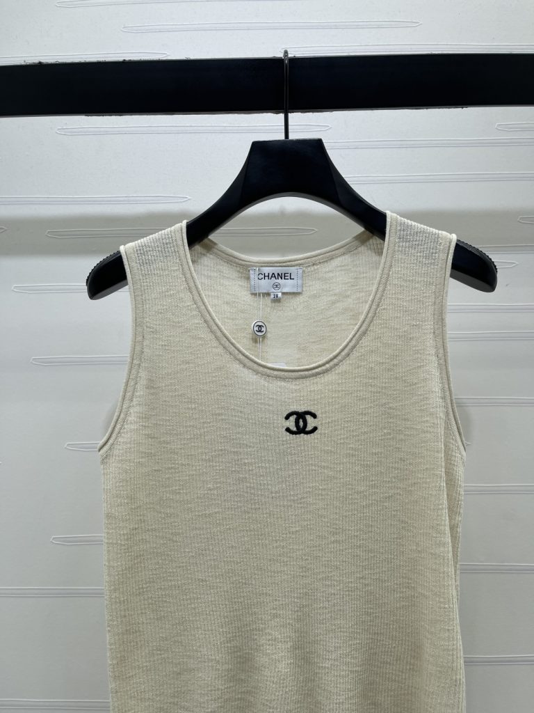 CHANEL ニット サスペンダー ベスト コピー 2026春夏 新作 縦リブ ロゴ刺繍 レディース グレー ベージュ 全2色 - 画像 4