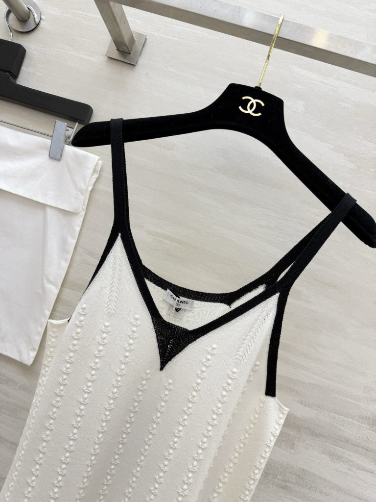 Chanel ニット ワンピース コピー 黒バイカラー Vネック 花びら裾 立体縦縞 レディース 白 - 画像 2
