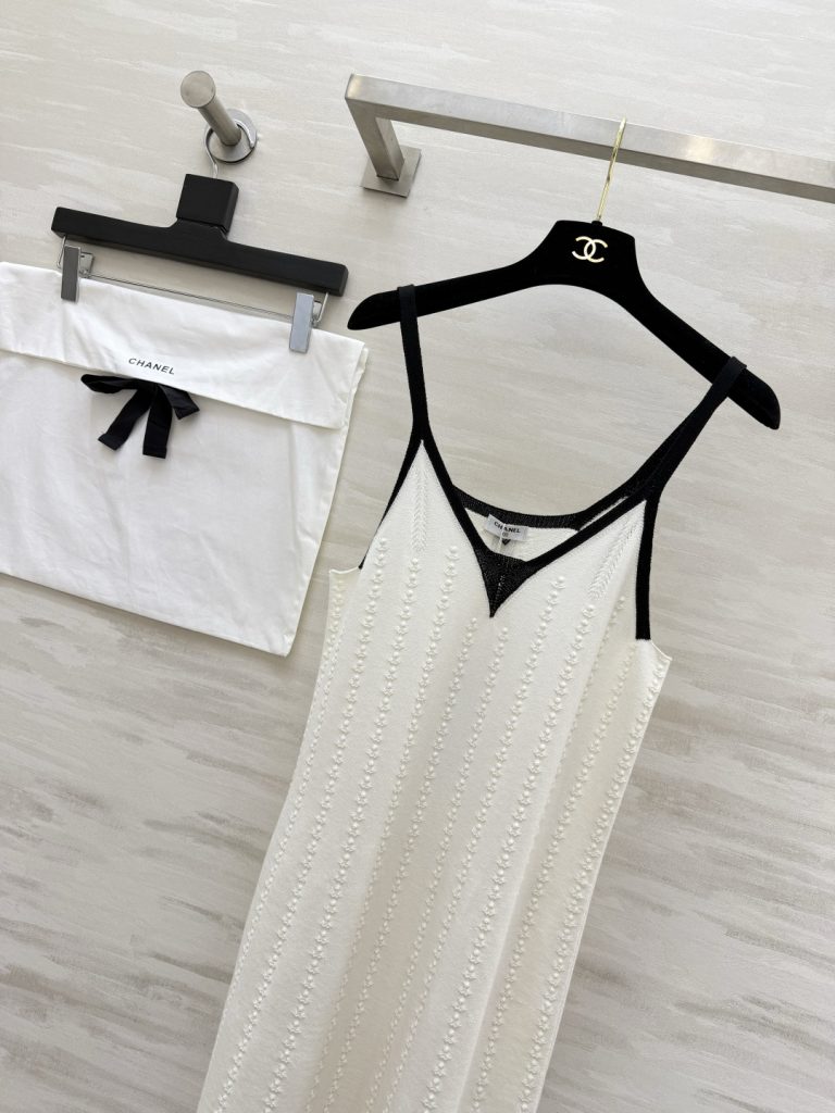 Chanel ニット ワンピース コピー 黒バイカラー Vネック 花びら裾 立体縦縞 レディース 白 - 画像 3