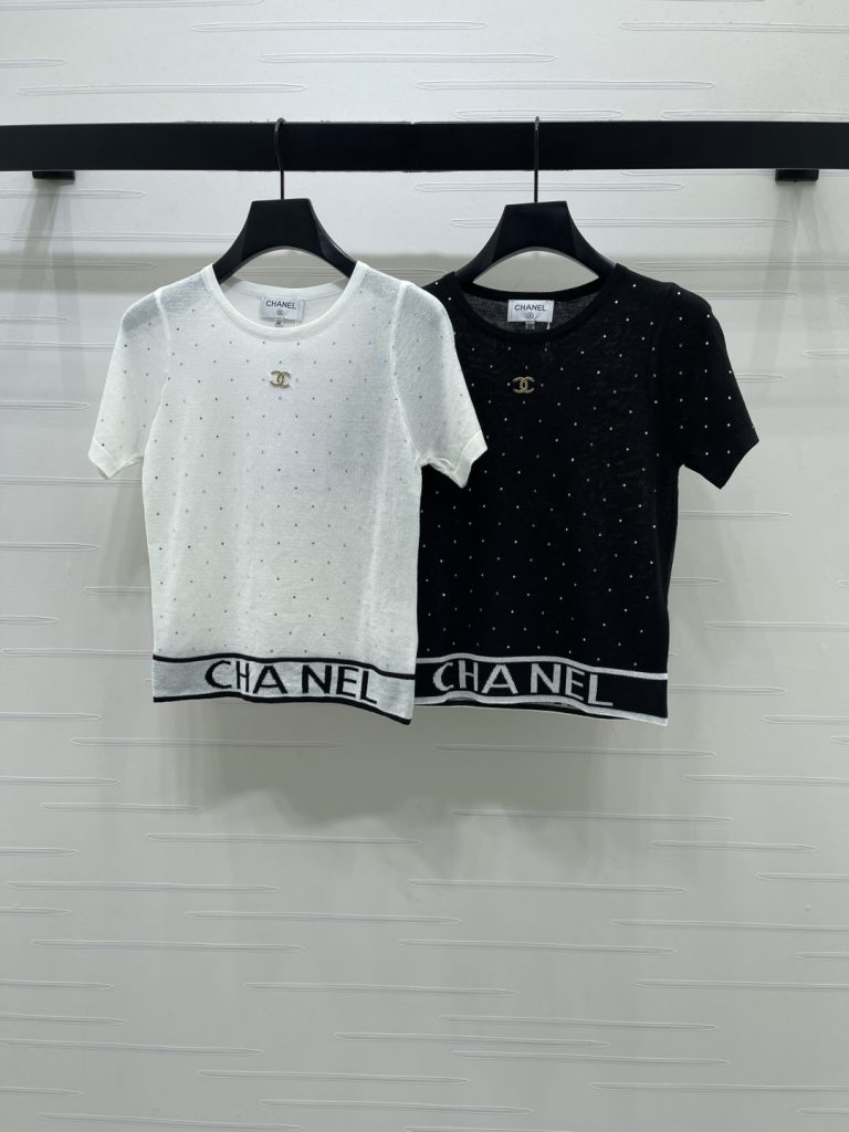 CHANEL ニット Tシャツ ロゴ ポイント刺繍 ブラック ホワイト 2色展開|カフェに使いやすいファッションアイテムを写真で確認