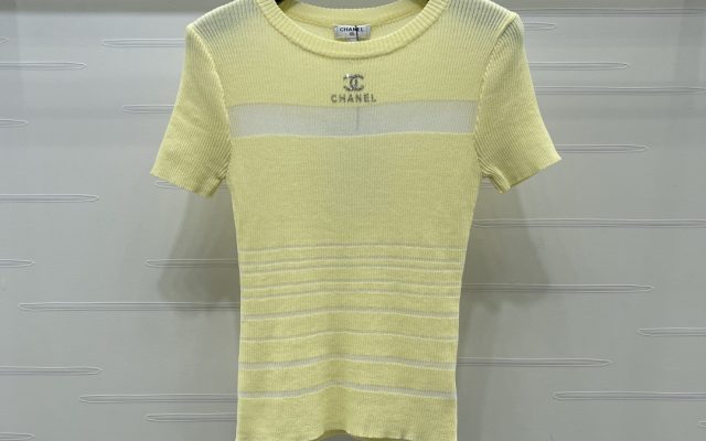 CHANEL ニット Tシャツ コピー 通気性抜群 ロゴ刺繍 胸元パネルデザイン レディース ミディアムカラー イエロー