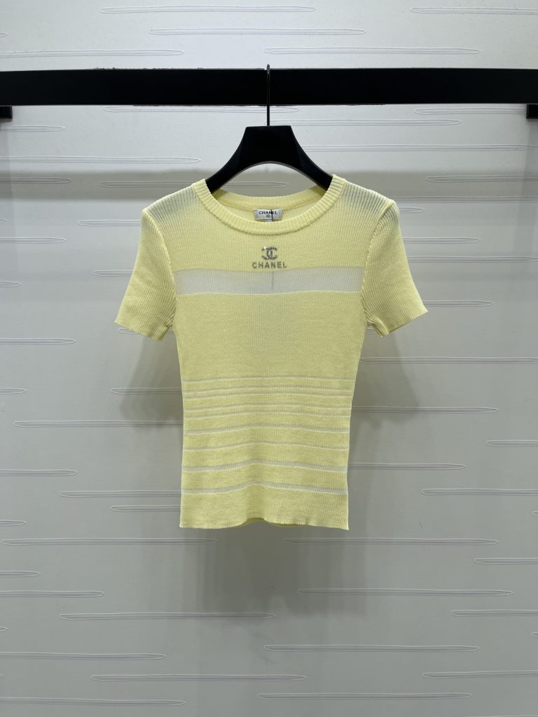 CHANEL ニット Tシャツ コピー 通気性抜群 ロゴ刺繍 胸元パネルデザイン レディース ミディアムカラー イエロー