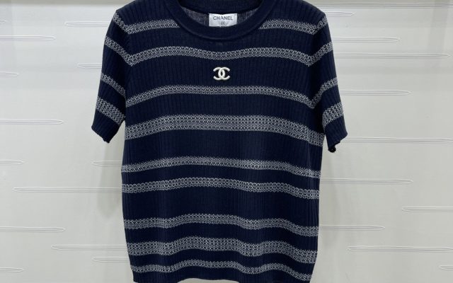 CHANEL コピー ニットTシャツ ロゴデザイン 条纹 半袖 シャネル風 2026春夏 白灰/深蓝灰 3色展開 - 画像 1