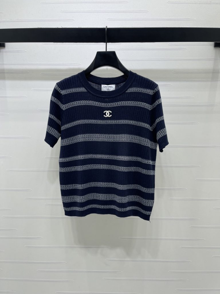CHANEL ニットTシャツ ロゴデザイン 条纹 半袖 2026春夏 白灰/深蓝灰 3色展開｜休日に使いやすいファッションアイテムを写真で…