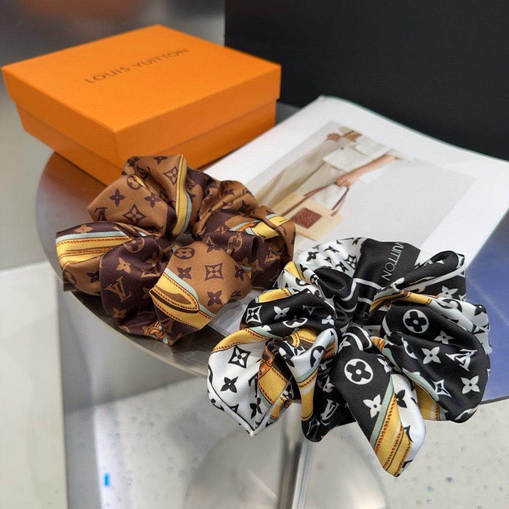 ルイヴィトン　LOUIS VUITTON　モノグラム柄　可愛い　ヘアゴム　アクセサリー　おしゃれ　ヘアアレンジ　カジュアル　シルクシュシュ - 画像 2