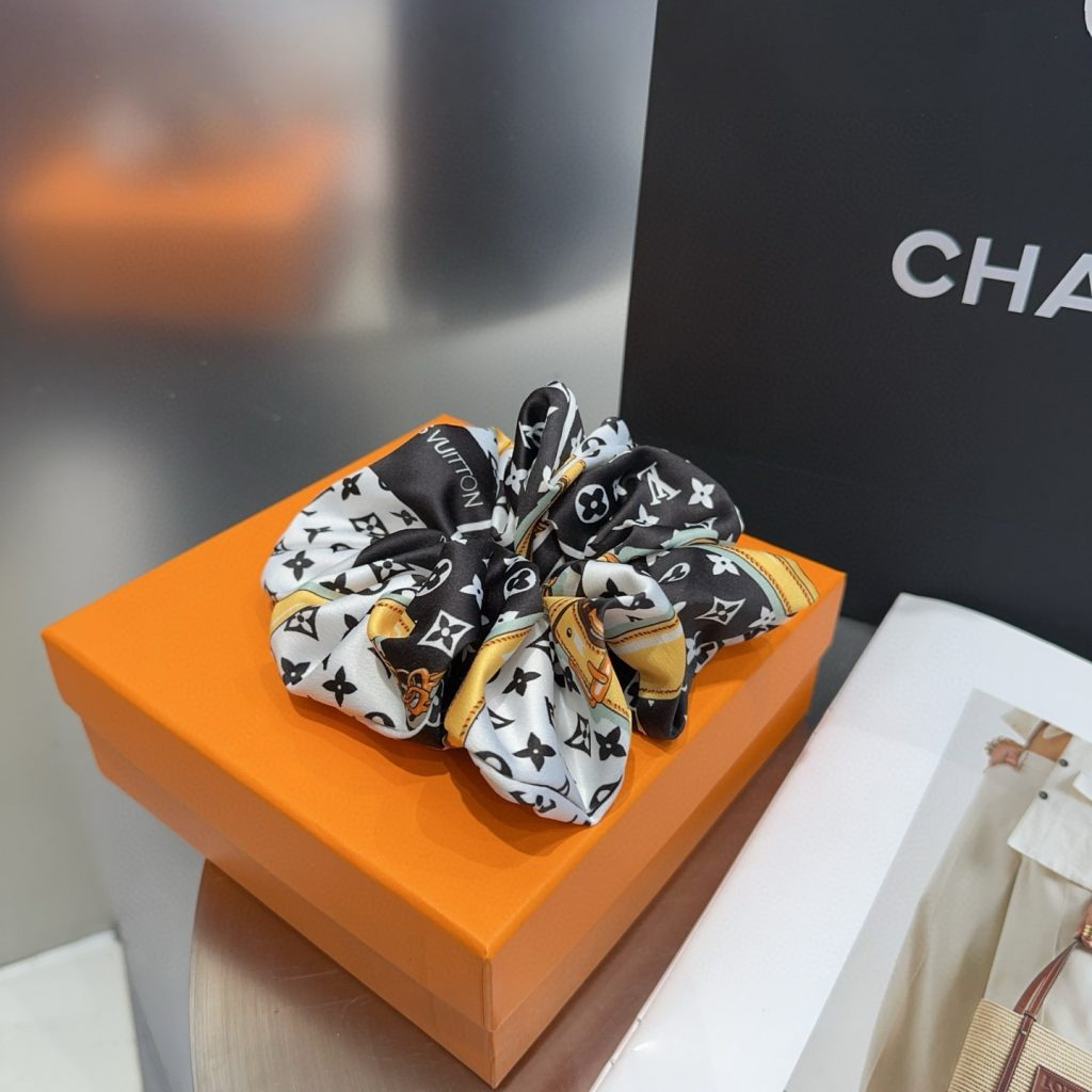 ルイヴィトン　LOUIS VUITTON　モノグラム柄　可愛い　ヘアゴム　アクセサリー　おしゃれ　ヘアアレンジ　カジュアル　シルクシュシュ - 画像 5