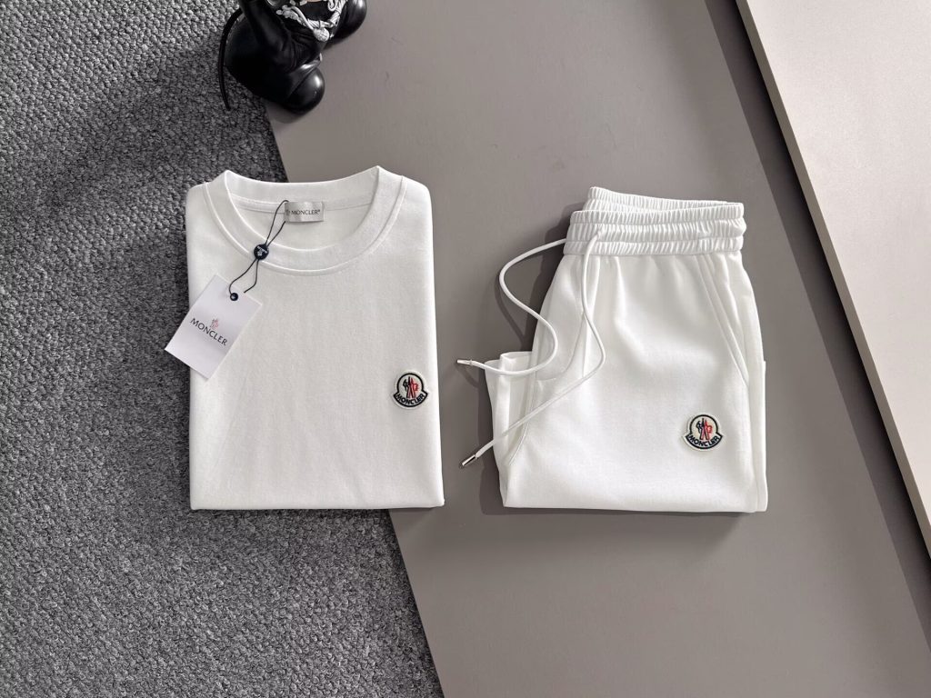 MONCLER　モンクレール　セットアップ　上下2点セットメンズ服　半袖Ｔシャツと半ズボン　ショートパンツ　カジュアルウェア　ブラック　ホワイト - 画像 3